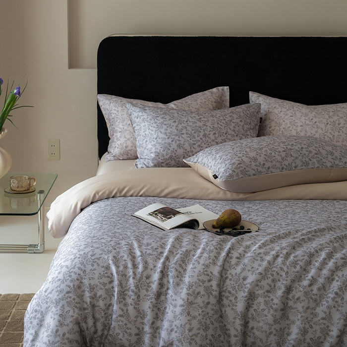 91家纺网 家纺一手货源 找家纺 咏绒家纺工厂店 2025新款A类奥地利进口天丝轻奢花卉款四件套系列 花未央浅灰-风格二