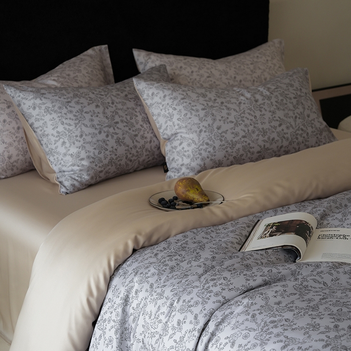 91家纺网 家纺一手货源 找家纺 咏绒家纺工厂店 2025新款A类奥地利进口天丝轻奢花卉款四件套系列 花未央浅灰-风格二