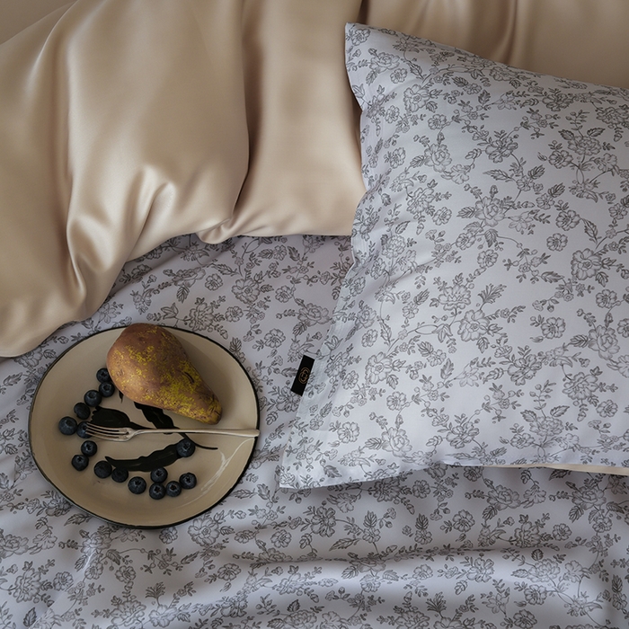 91家纺网 家纺一手货源 找家纺 咏绒家纺工厂店 2025新款A类奥地利进口天丝轻奢花卉款四件套系列 花未央浅灰-风格二