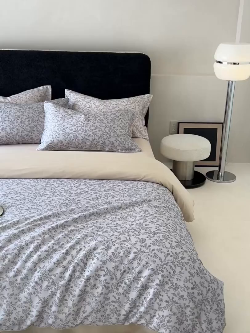 91家纺网 家纺一手货源 找家纺 咏绒家纺工厂店 2025新款A类奥地利进口天丝轻奢花卉款四件套系列 花未央浅灰-风格二