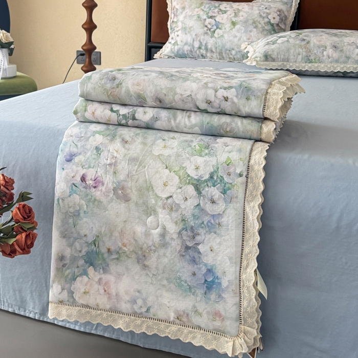 91家纺网 家纺一手货源 找家纺 眠博士2025新款双层纱印花法式花边夏被  夏被-花曲里（蓝）