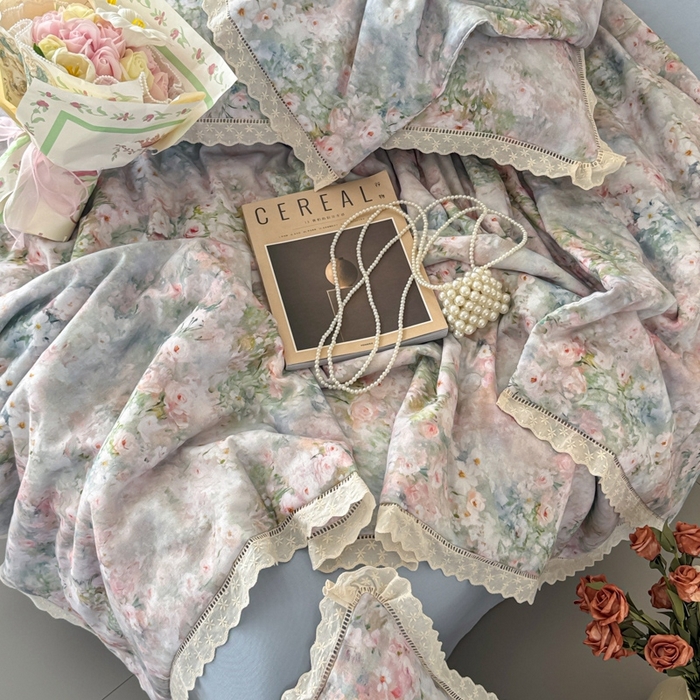 91家纺网 家纺一手货源 找家纺 眠博士2025新款双层纱印花法式花边夏被  夏被-烟雨江南（蓝）