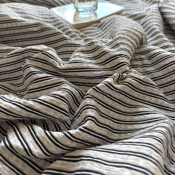 91家纺网 家纺一手货源 找家纺 王朝国际 2026新款直播热款有氧双层纱碎花夏被四件套 黑条