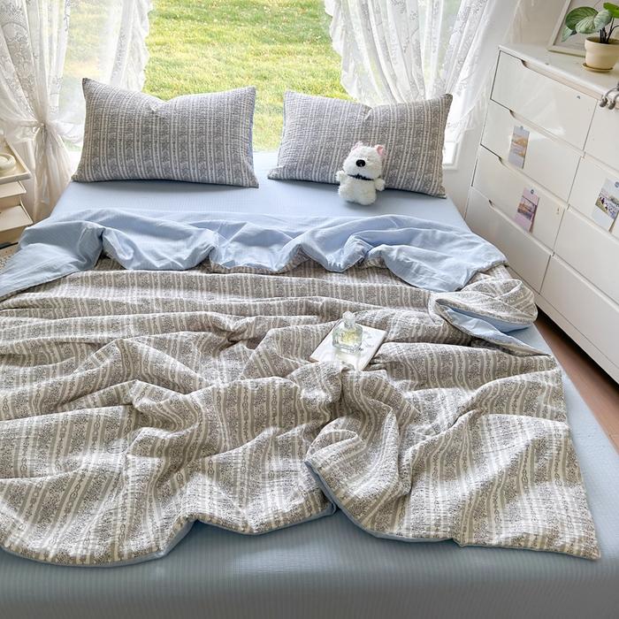 91家纺网 家纺一手货源 找家纺 王朝国际 2026新款直播热款有氧双层纱碎花夏被四件套 蓝墨