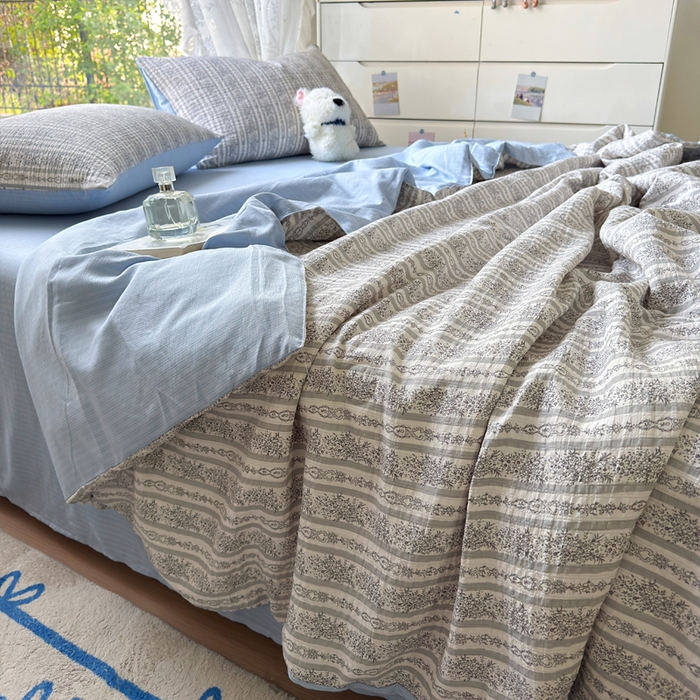 91家纺网 家纺一手货源 找家纺 王朝国际 2026新款直播热款有氧双层纱碎花夏被四件套 蓝墨