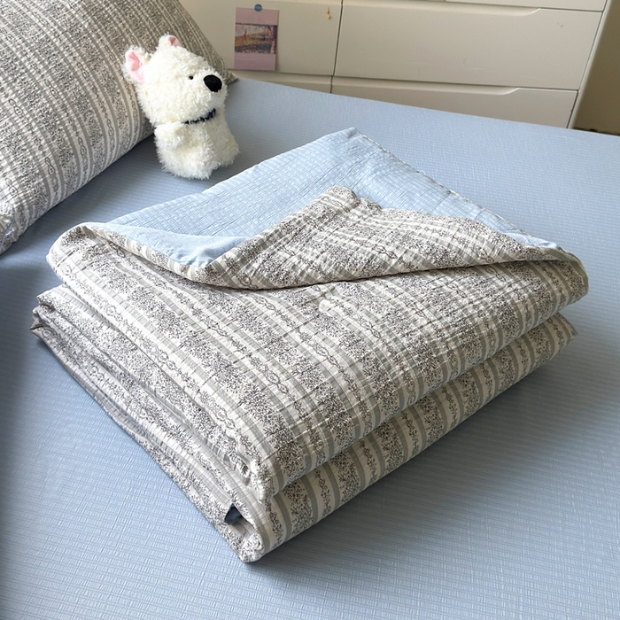 91家纺网 家纺一手货源 找家纺 王朝国际 2026新款直播热款有氧双层纱碎花夏被四件套 蓝墨