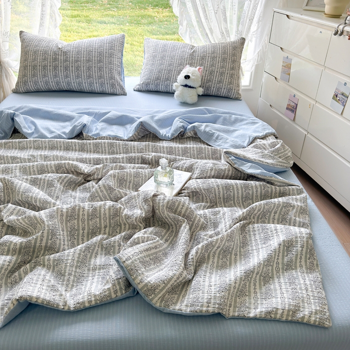 91家纺网 家纺一手货源 找家纺 王朝国际 2026新款直播热款有氧双层纱碎花夏被四件套 蓝墨