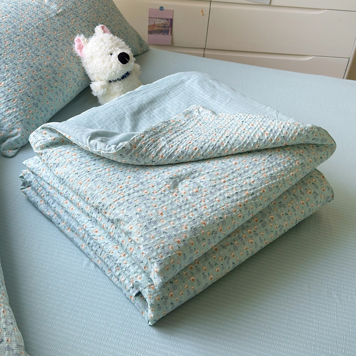 91家纺网 家纺一手货源 找家纺 王朝国际 2025新款直播热款有氧双层纱碎花夏被四件套 奶蓝泡芙