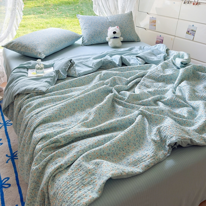 91家纺网 家纺一手货源 找家纺 王朝国际 2025新款直播热款有氧双层纱碎花夏被四件套 奶蓝泡芙