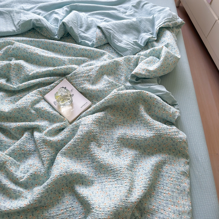 91家纺网 家纺一手货源 找家纺 王朝国际 2025新款直播热款有氧双层纱碎花夏被四件套 奶蓝泡芙