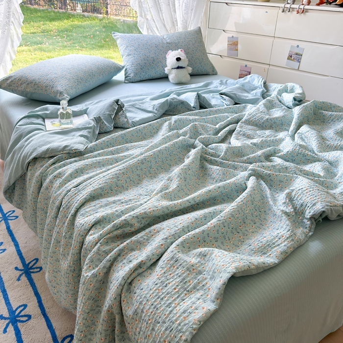 91家纺网 家纺一手货源 找家纺 王朝国际 2025新款直播热款有氧双层纱碎花夏被四件套 奶蓝泡芙