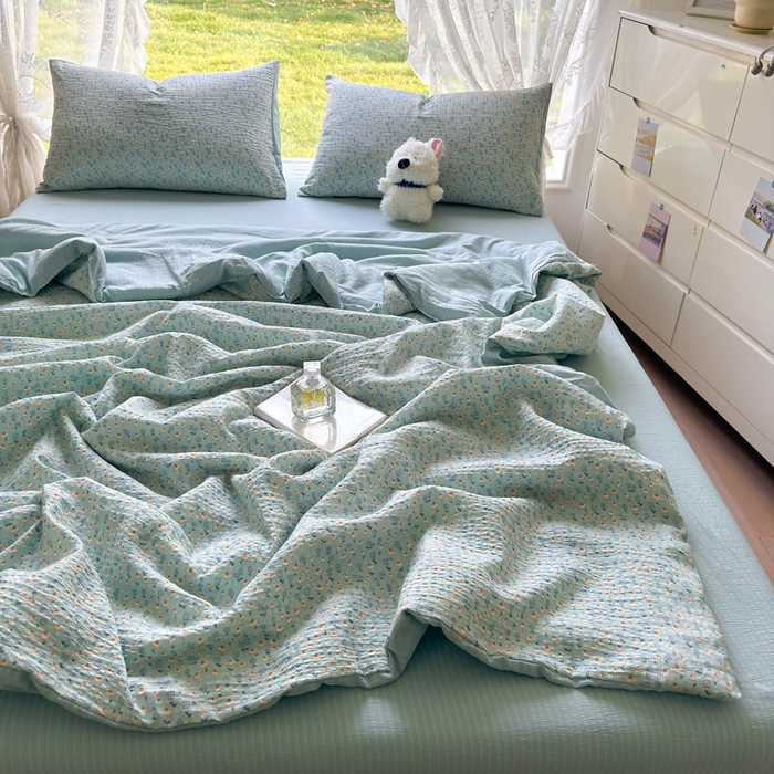 91家纺网 家纺一手货源 找家纺 王朝国际 2025新款直播热款有氧双层纱碎花夏被四件套 奶蓝泡芙