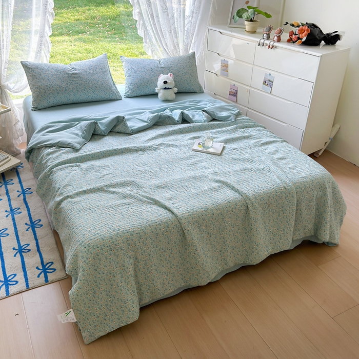 91家纺网 家纺一手货源 找家纺 王朝国际 2025新款直播热款有氧双层纱碎花夏被四件套 奶蓝泡芙