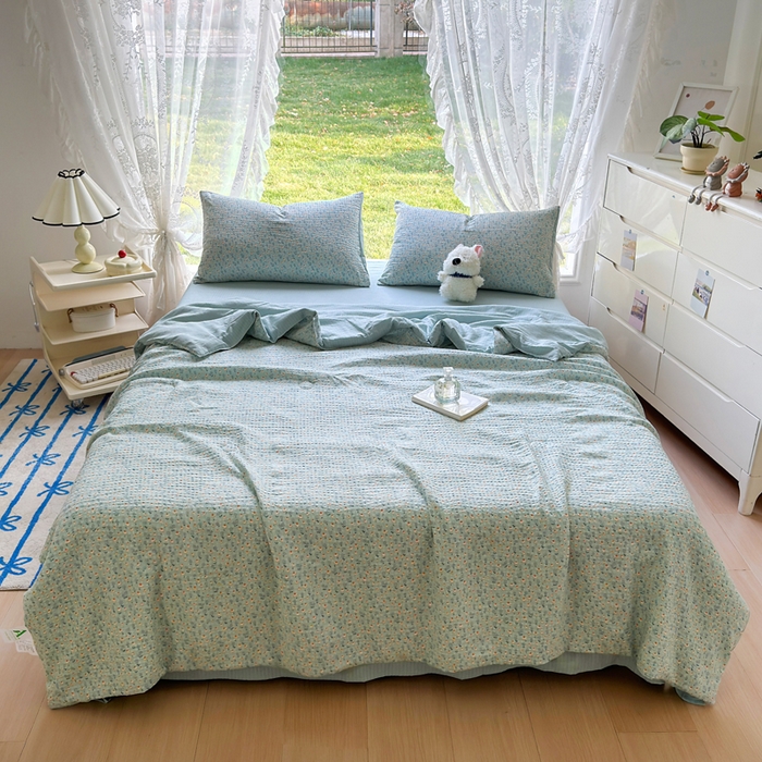 91家纺网 家纺一手货源 找家纺 王朝国际 2025新款直播热款有氧双层纱碎花夏被四件套 奶蓝泡芙