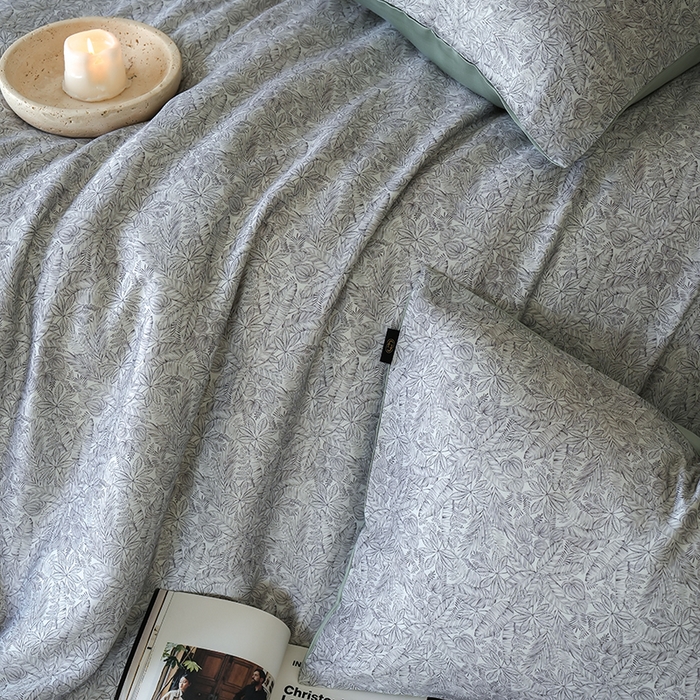 91家纺网 家纺一手货源 找家纺 咏绒家纺工厂店 2025新款A类奥地利进口天丝轻奢花卉款四件套系列 晚风浅灰-风格二