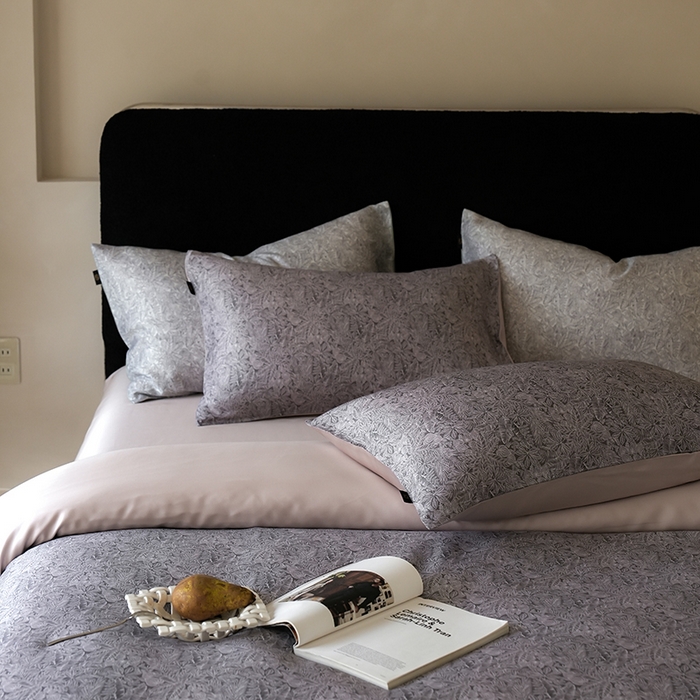 91家纺网 家纺一手货源 找家纺 咏绒家纺工厂店 2025新款A类奥地利进口天丝轻奢花卉款四件套系列 晚风深灰-风格二