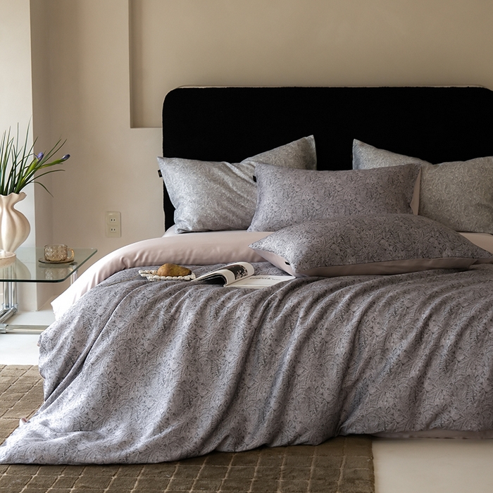 91家纺网 家纺一手货源 找家纺 咏绒家纺工厂店 2025新款A类奥地利进口天丝轻奢花卉款四件套系列 晚风深灰-风格二