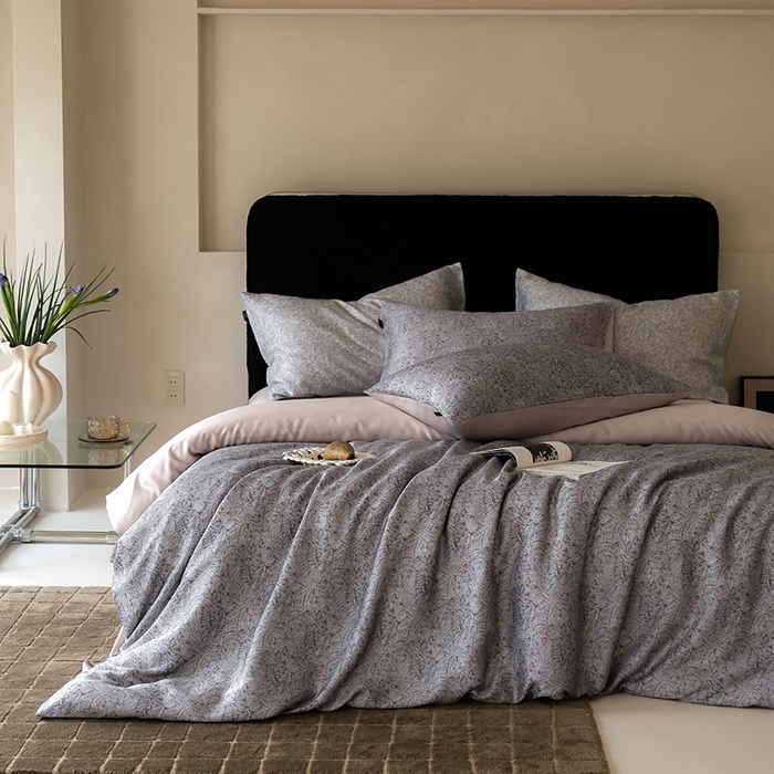 91家纺网 家纺一手货源 找家纺 咏绒家纺工厂店 2025新款A类奥地利进口天丝轻奢花卉款四件套系列 晚风深灰-风格二