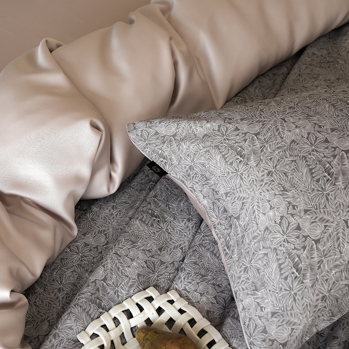 91家纺网 家纺一手货源 找家纺 咏绒家纺工厂店 2025新款A类奥地利进口天丝轻奢花卉款四件套系列 晚风深灰-风格二