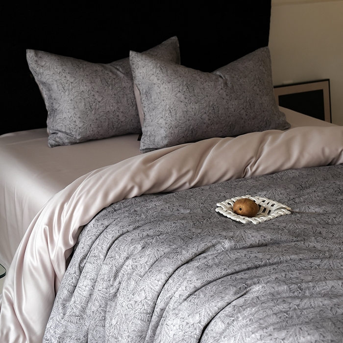 91家纺网 家纺一手货源 找家纺 咏绒家纺工厂店 2025新款A类奥地利进口天丝轻奢花卉款四件套系列 晚风深灰-风格二