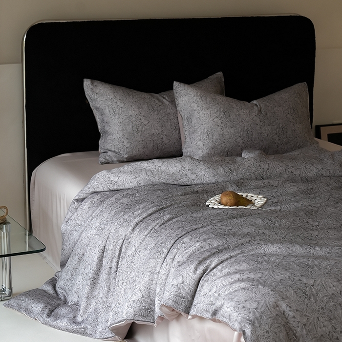 91家纺网 家纺一手货源 找家纺 咏绒家纺工厂店 2025新款A类奥地利进口天丝轻奢花卉款四件套系列 晚风深灰-风格二