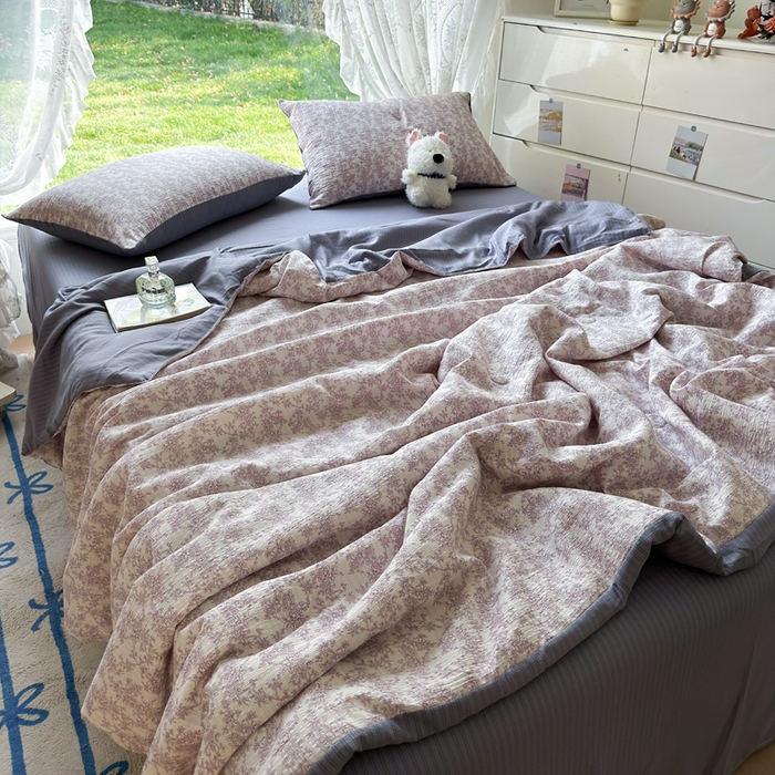 91家纺网 家纺一手货源 找家纺 王朝国际 2026新款直播热款有氧双层纱碎花夏被四件套 紫丁香