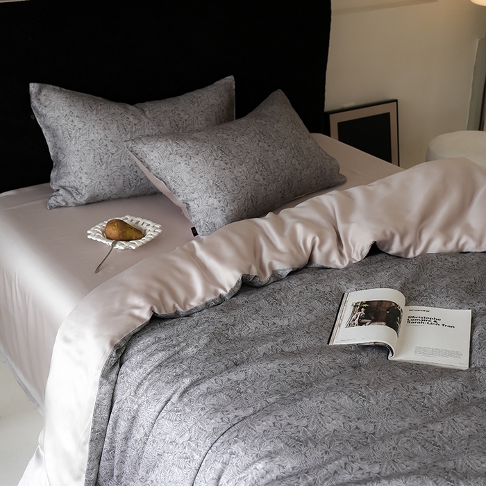 91家纺网 家纺一手货源 找家纺 咏绒家纺工厂店 2025新款A类奥地利进口天丝轻奢花卉款四件套系列 晚风深灰-风格二