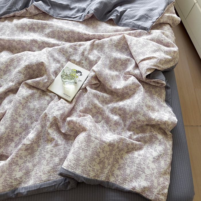 91家纺网 家纺一手货源 找家纺 王朝国际 2026新款直播热款有氧双层纱碎花夏被四件套 紫丁香