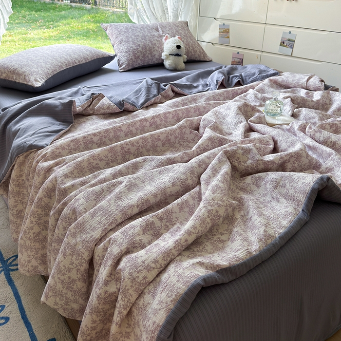 91家纺网 家纺一手货源 找家纺 王朝国际 2026新款直播热款有氧双层纱碎花夏被四件套 紫丁香