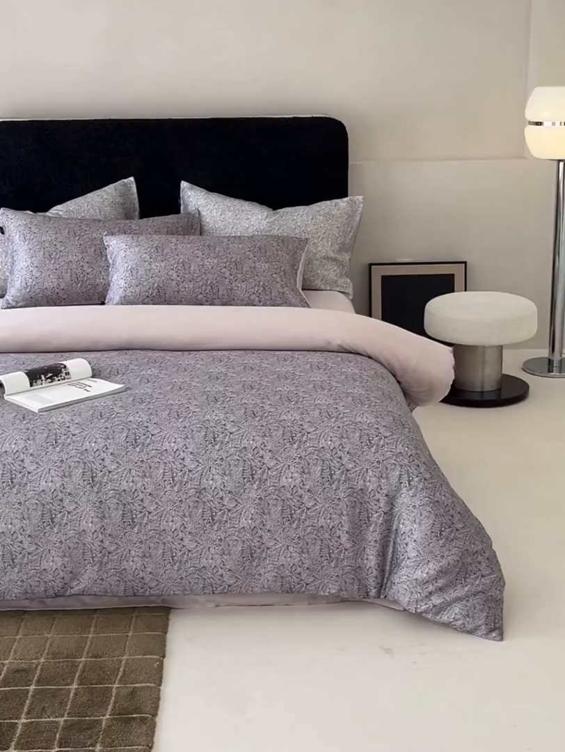 91家纺网 家纺一手货源 找家纺 咏绒家纺工厂店 2025新款A类奥地利进口天丝轻奢花卉款四件套系列 晚风深灰-风格二