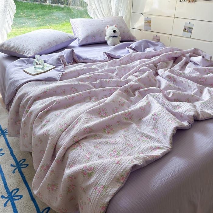 91家纺网 家纺一手货源 找家纺 王朝国际 2025新款直播热款有氧双层纱碎花夏被四件套 紫陌