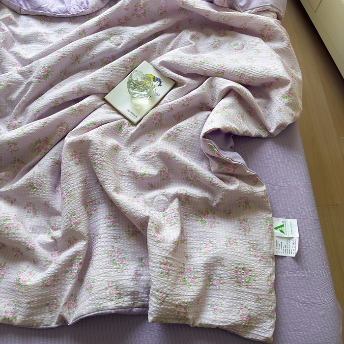 91家纺网 家纺一手货源 找家纺 王朝国际 2025新款直播热款有氧双层纱碎花夏被四件套 紫陌