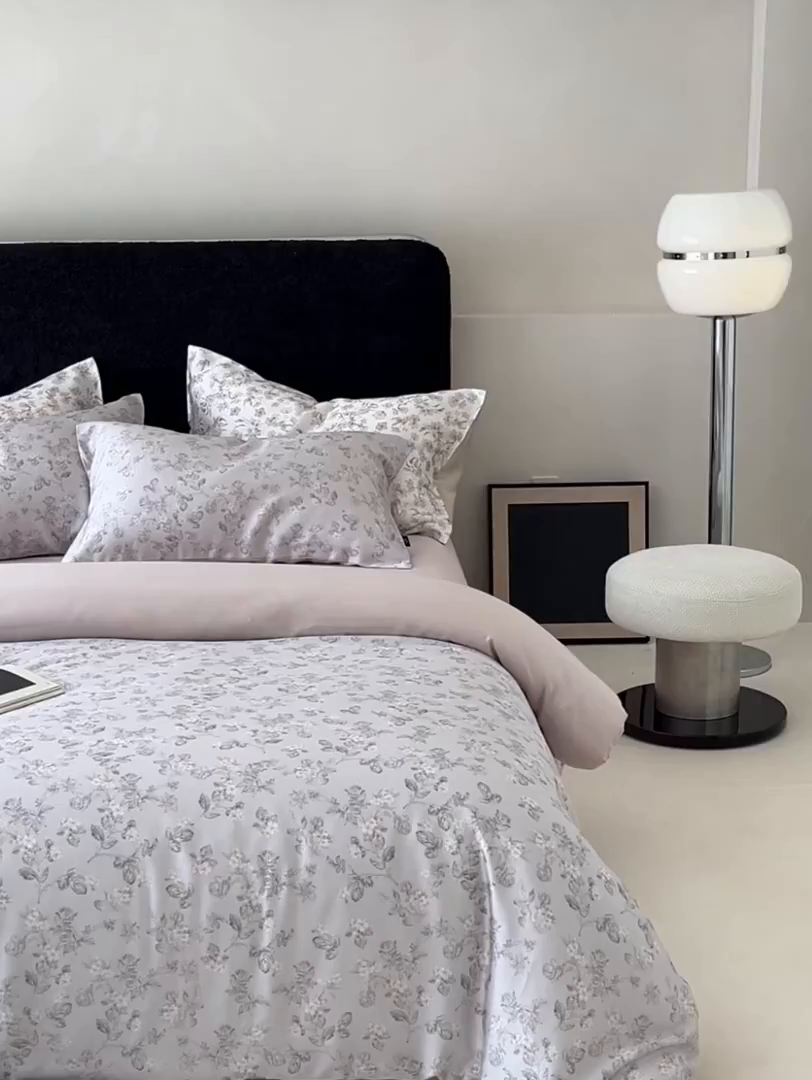 91家纺网 家纺一手货源 找家纺 咏绒家纺工厂店 2025新款A类奥地利进口天丝轻奢花卉款四件套系列 星芙灰-风格二