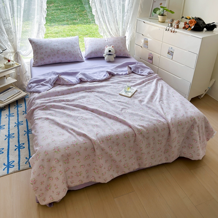 91家纺网 家纺一手货源 找家纺 王朝国际 2025新款直播热款有氧双层纱碎花夏被四件套 紫陌