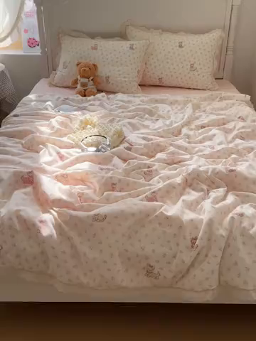 91家纺网 家纺一手货源 找家纺 轻奢坊 2025新款漏空花边水洗棉夏被四件套 碎花猫咪