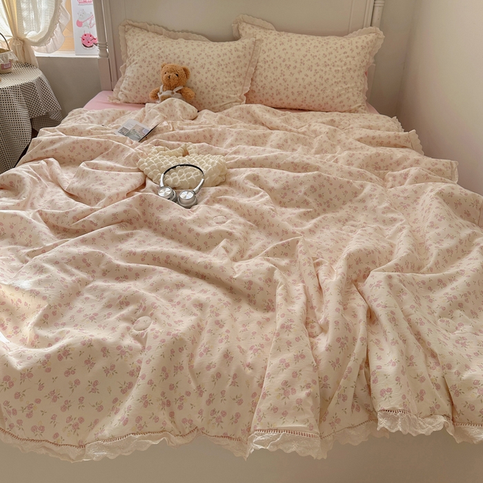 91家纺网 家纺一手货源 找家纺 轻奢坊 2025新款漏空花边水洗棉夏被四件套 春意粉