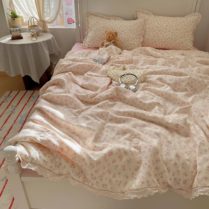 91家纺网 家纺一手货源 找家纺 轻奢坊 2025新款漏空花边水洗棉夏被四件套 春意粉