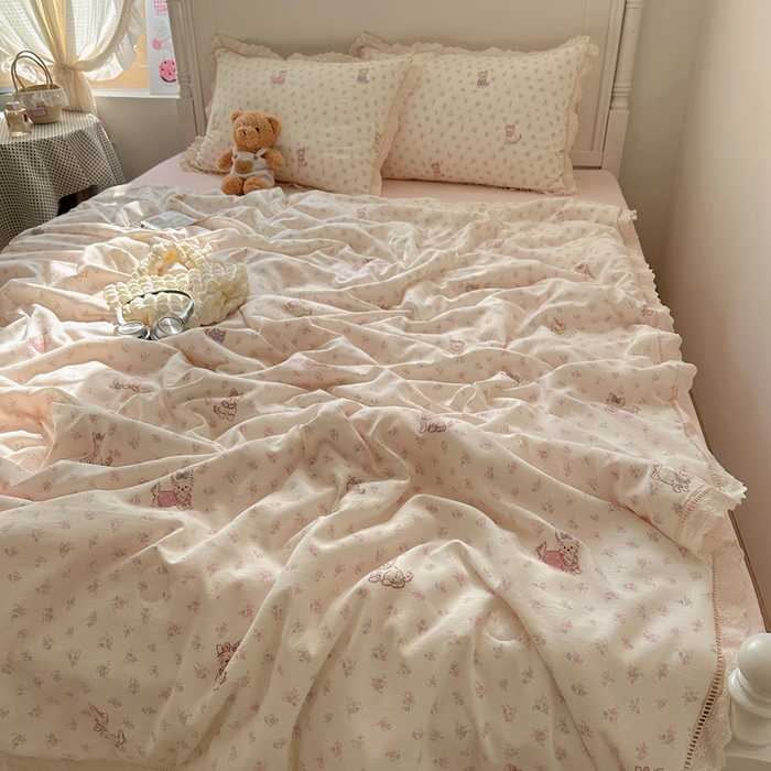 91家纺网 家纺一手货源 找家纺 轻奢坊 2025新款漏空花边水洗棉夏被四件套 碎花猫咪