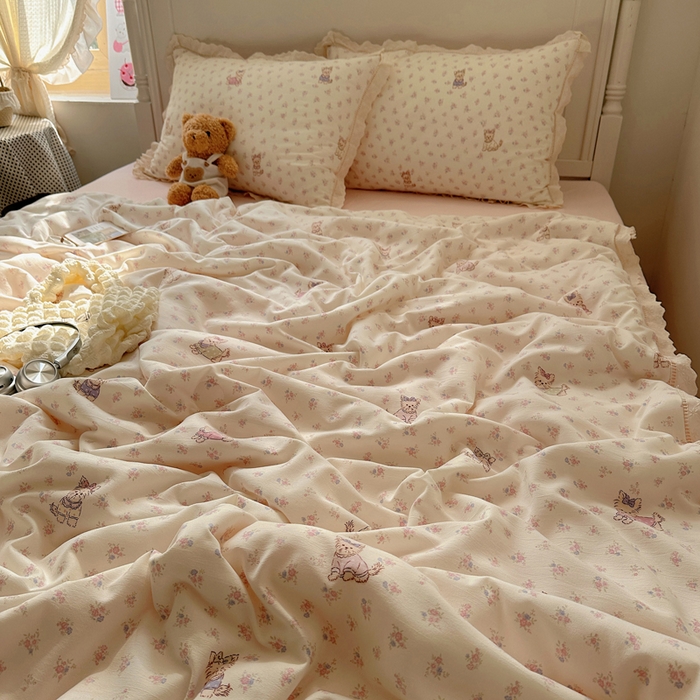 91家纺网 家纺一手货源 找家纺 轻奢坊 2025新款漏空花边水洗棉夏被四件套 碎花猫咪