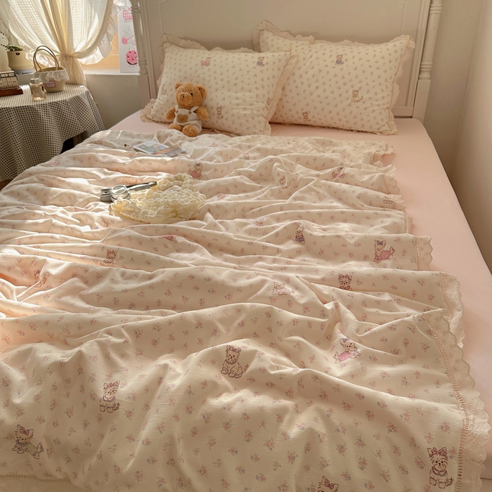 91家纺网 家纺一手货源 找家纺 轻奢坊 2025新款漏空花边水洗棉夏被四件套 碎花猫咪