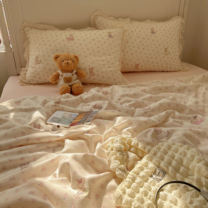 91家纺网 家纺一手货源 找家纺 轻奢坊 2025新款漏空花边水洗棉夏被四件套 碎花猫咪