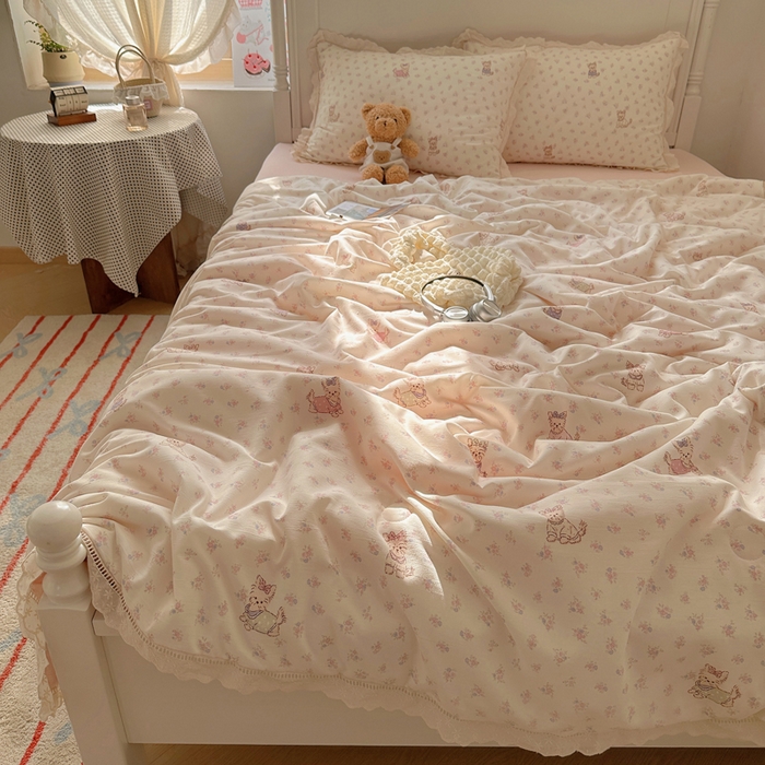 91家纺网 家纺一手货源 找家纺 轻奢坊 2025新款漏空花边水洗棉夏被四件套 碎花猫咪