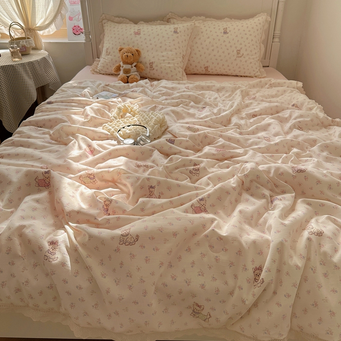 91家纺网 家纺一手货源 找家纺 轻奢坊 2025新款漏空花边水洗棉夏被四件套 碎花猫咪