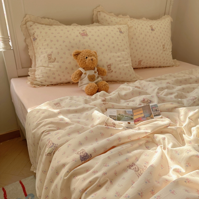 91家纺网 家纺一手货源 找家纺 轻奢坊 2025新款漏空花边水洗棉夏被四件套 碎花猫咪