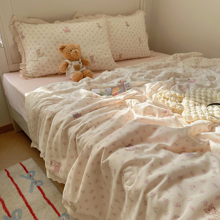 91家纺网 家纺一手货源 找家纺 轻奢坊 2025新款漏空花边水洗棉夏被四件套 碎花猫咪