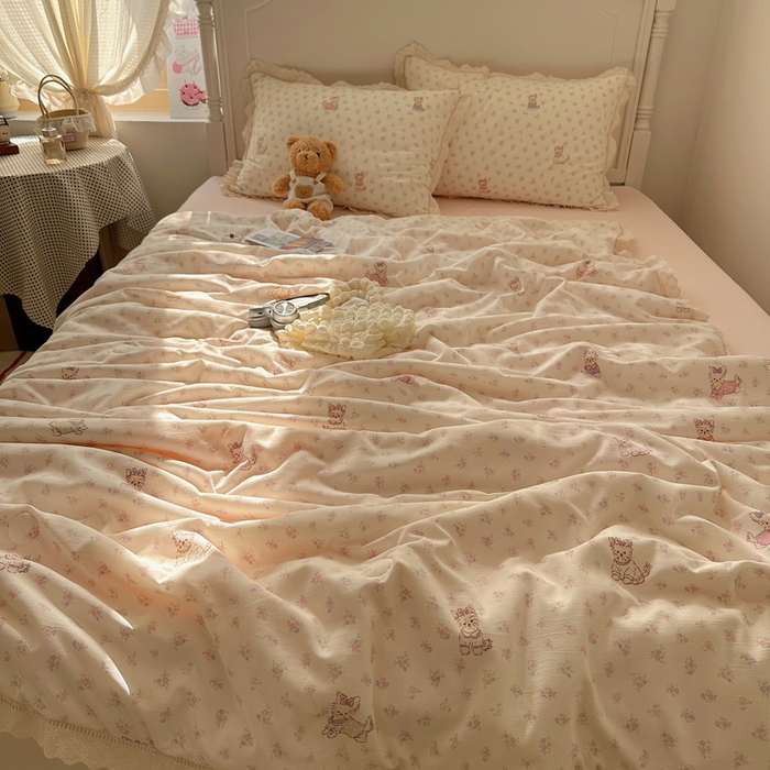 91家纺网 家纺一手货源 找家纺 轻奢坊 2025新款漏空花边水洗棉夏被四件套 碎花猫咪