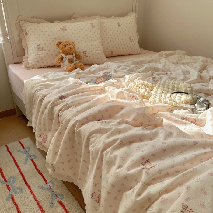 91家纺网 家纺一手货源 找家纺 轻奢坊 2025新款漏空花边水洗棉夏被四件套 碎花猫咪