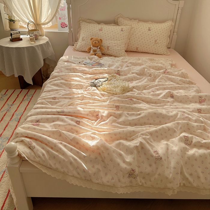 91家纺网 家纺一手货源 找家纺 轻奢坊 2025新款漏空花边水洗棉夏被四件套 碎花猫咪