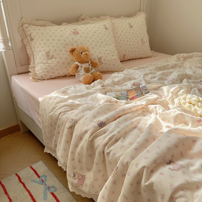 91家纺网 家纺一手货源 找家纺 轻奢坊 2025新款漏空花边水洗棉夏被四件套 碎花猫咪