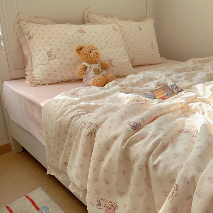 91家纺网 家纺一手货源 找家纺 轻奢坊 2025新款漏空花边水洗棉夏被四件套 碎花猫咪